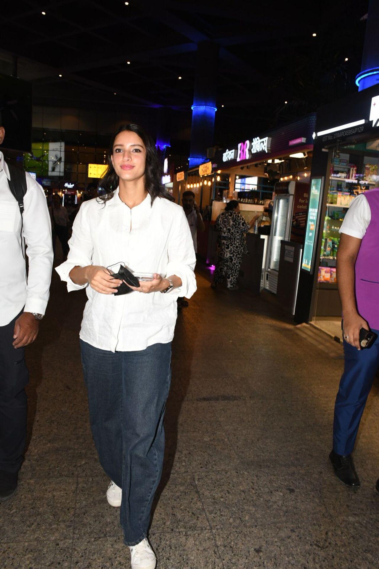 Triptii Dimri was spotted arriving at the airport in a white shirt and jeans.&nbsp;